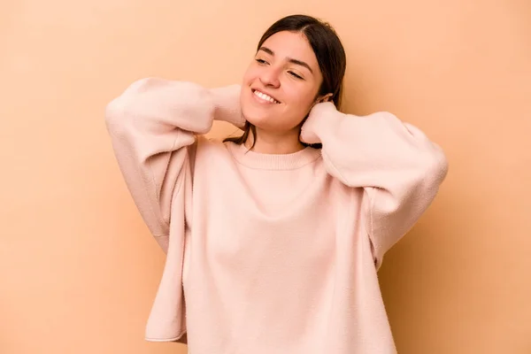 Young Hispanic Woman Isolated Beige Background Feeling Confident Hands Head — Stock Photo, Image