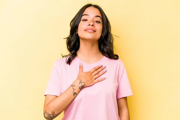 Young Hispanic Woman Isolated Yellow Background Taking Oath Putting Hand — 스톡 사진