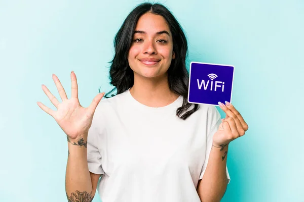Молодая Латиноамериканка Плакатом Wifi Изолирована Желтом Фоне Улыбаясь Весело Показывая — стоковое фото