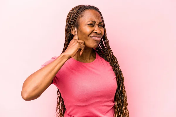 Jong Afrikaans Amerikaans Vrouw Geïsoleerd Roze Achtergrond Bedekking Oren Met — Stockfoto