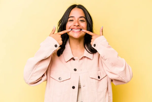 Jonge Spaanse Vrouw Geïsoleerd Gele Achtergrond Glimlacht Wijzende Vingers Naar — Stockfoto
