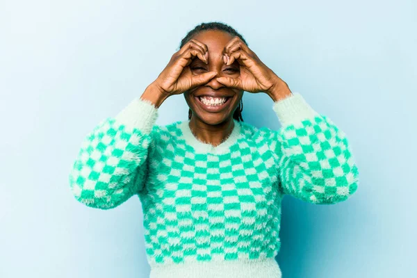 Jovem Afro Americana Isolado Fundo Azul Mostrando Sinal Sobre Olhos — Fotografia de Stock