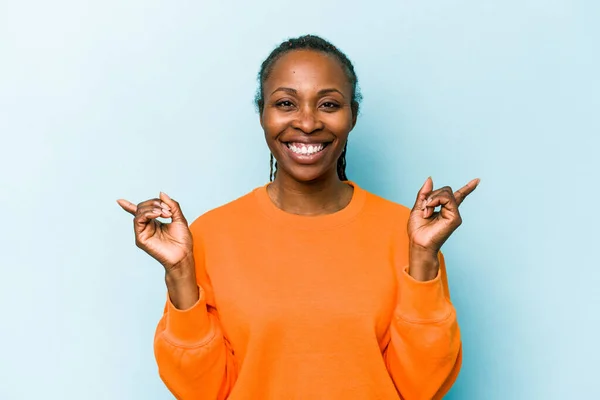 Jonge Afro Amerikaanse Vrouw Geïsoleerd Blauwe Achtergrond Wijzend Naar Verschillende — Stockfoto