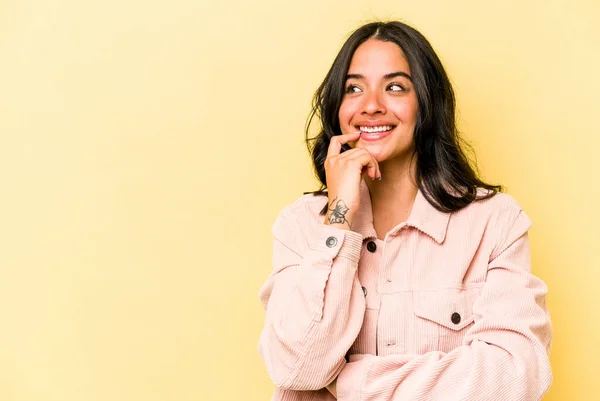 Young Hispanic Woman Isolated Yellow Background Relaxed Thinking Something Looking — 스톡 사진