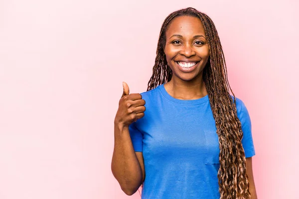 Genç Afrikalı Amerikalı Kadın Pembe Arka Planda Izole Edilmiş Gülümsüyor — Stok fotoğraf