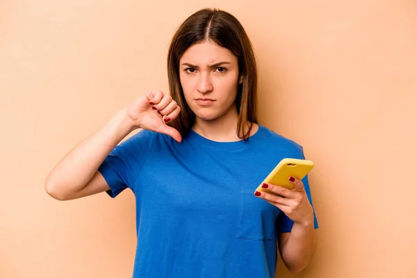 Jonge Blanke Vrouw Die Een Mobieltje Geïsoleerd Houdt Beige Achtergrond — Stockfoto