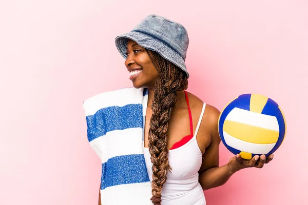 Ung Afroamerikansk Kvinna Spelar Volleyboll Strand Isolerad Rosa Bakgrund Ser — Stockfoto