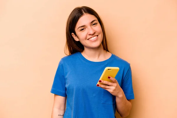 Mladá Běloška Drží Mobilní Telefon Izolované Béžovém Pozadí Šťastný Usmívající — Stock fotografie