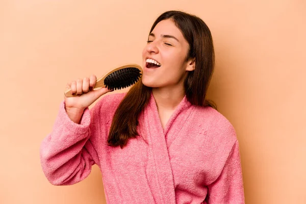 Mujer Hispana Joven Sosteniendo Cepillo Aislado Sobre Fondo Beige —  Fotos de Stock