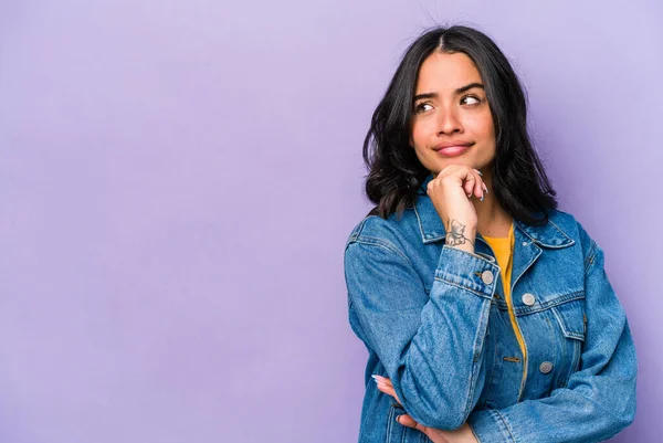 Young Hispanic Woman Isolated Purple Background Looking Sideways Doubtful Skeptical — 스톡 사진