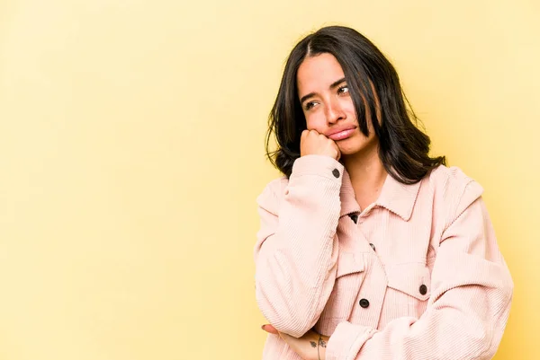 Young Hispanic Woman Isolated Yellow Background Who Feels Sad Pensive — 스톡 사진
