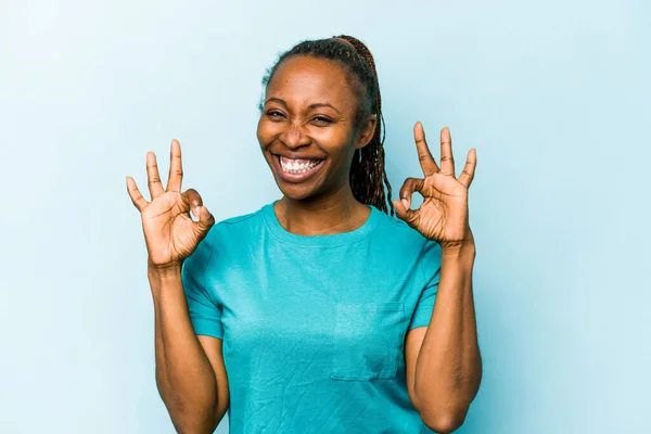 Jong Afrikaanse Amerikaanse Vrouw Geïsoleerd Blauwe Achtergrond Vrolijk Zelfverzekerd Tonen — Stockfoto
