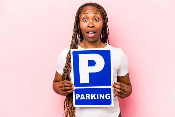 Ung Afroamerikansk Kvinna Håller Parkerings Skylt Isolerad Rosa Bakgrund — Stockfoto