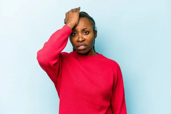 Joven Mujer Afroamericana Aislada Sobre Fondo Azul Olvidando Algo Golpeando —  Fotos de Stock