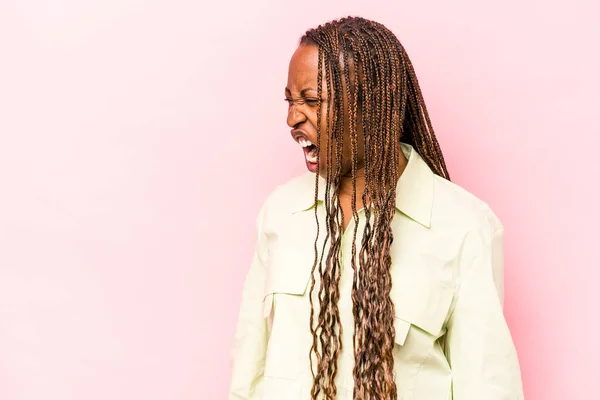 Junge Afrikanisch Amerikanische Frau Isoliert Auf Rosa Hintergrund Schreit Sehr — Stockfoto