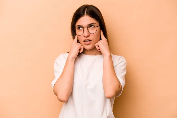 Ung Latinamerikansk Kvinna Isolerad Beige Bakgrund Täcker Öronen Med Fingrar — Stockfoto