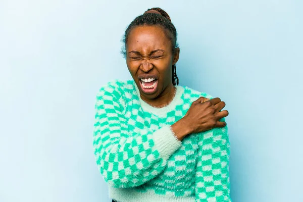 Genç Afrikalı Amerikalı Kadın Mavi Arka Planda Izole Edilmiş Omuz — Stok fotoğraf