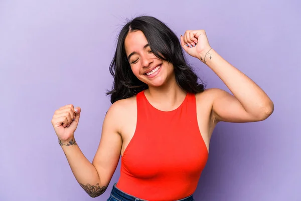 Young Hispanic Woman Isolated Purple Background Dancing Having Fun — Stock Photo, Image