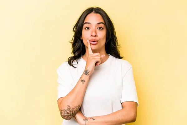 Young Hispanic Woman Isolated Yellow Background Having Some Great Idea — 스톡 사진