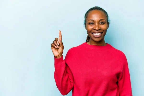 Jong Afrikaans Amerikaans Vrouw Geïsoleerd Blauwe Achtergrond Tonen Nummer Een — Stockfoto