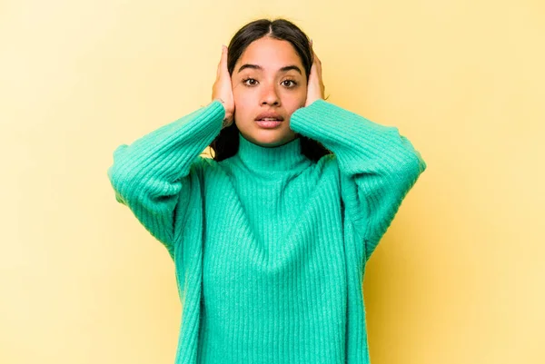 Mujer Hispana Joven Aislada Sobre Fondo Amarillo Cubriendo Las Orejas —  Fotos de Stock