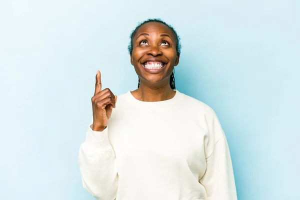 Mavi Arka Planda Izole Edilmiş Genç Afrikalı Amerikalı Kadın Iki — Stok fotoğraf