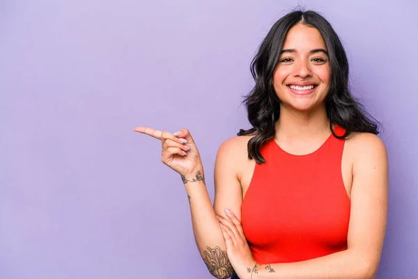 Young Hispanic Woman Isolated Purple Background Smiling Cheerfully Pointing Forefinger — 스톡 사진