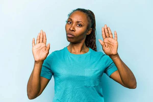 Ung Afrikansk Amerikansk Kvinna Isolerad Blå Bakgrund Står Med Utsträckt — Stockfoto