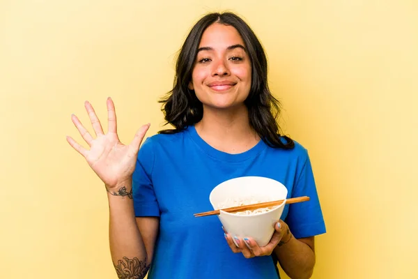 Jonge Latino Vrouw Eten Ramen Geïsoleerd Blauwe Achtergrond Lachend Vrolijk — Stockfoto