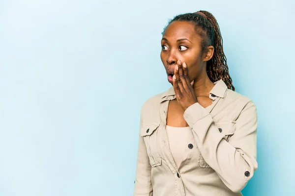 Joven Mujer Afroamericana Aislada Sobre Fondo Azul Siendo Sorprendida Por — Foto de Stock