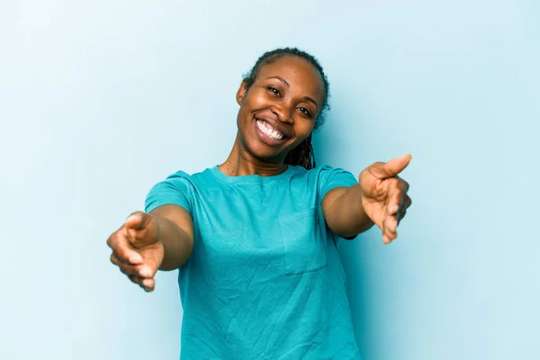 Young African American Woman Isolated Blue Background Showing Welcome Expression — Stock Photo, Image