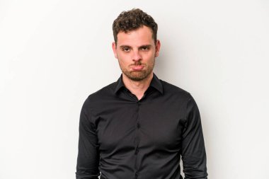 Beyaz arka planda soyutlanmış beyaz bir adam üzgün, ciddi bir yüz, mutsuz ve hoşnutsuz..