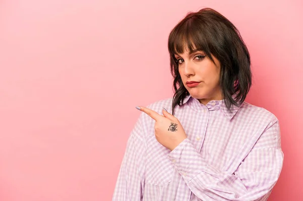 Mujer Caucásica Joven Aislada Sobre Fondo Rosa Sonriendo Señalando Lado —  Fotos de Stock