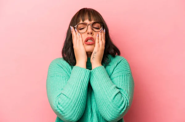 Joven Mujer Caucásica Aislada Sobre Fondo Rosa Llorando Infeliz Con —  Fotos de Stock