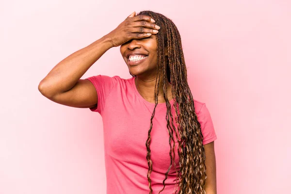 Mladá Africká Američanka Izolované Růžovém Pozadí Zakrývá Oči Rukama Úsměvy — Stock fotografie