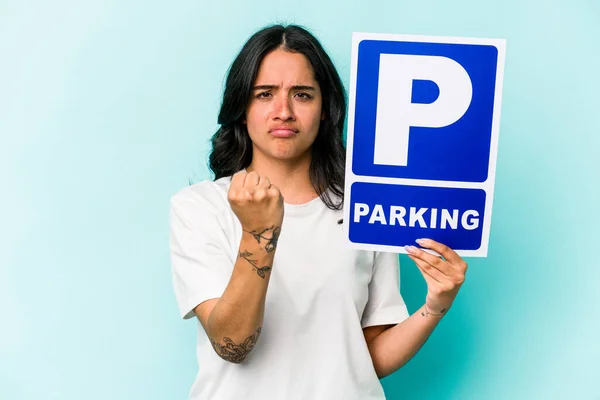 Ung Latinamerikansk Kvinna Håller Parkerings Skylt Isolerad Blå Bakgrund Visar — Stockfoto