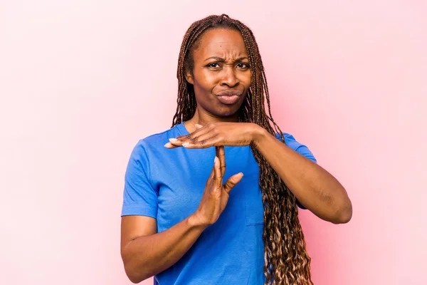 Ung Afrikansk Amerikansk Kvinna Isolerad Rosa Bakgrund Visar Timeout Gest — Stockfoto