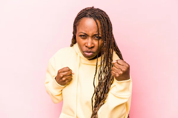 Jong Afrikaans Amerikaans Vrouw Geïsoleerd Roze Achtergrond Tonen Vuist Naar — Stockfoto