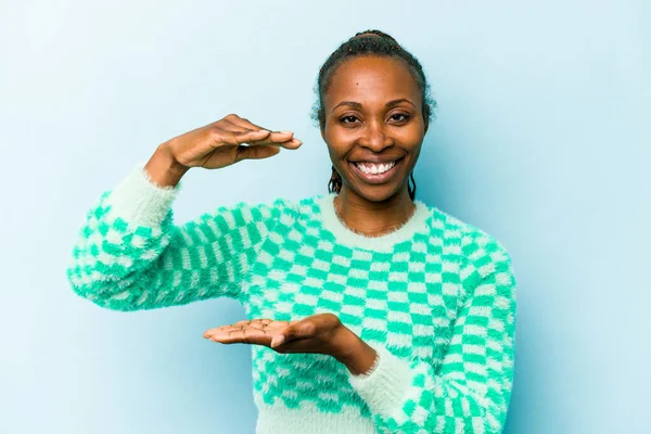 Young African American Woman Isolated Blue Background Holding Something Little — Stock Photo, Image