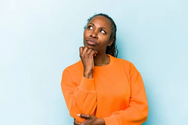 Mujer Afroamericana Joven Aislada Sobre Fondo Azul Pensando Mirando Hacia — Foto de Stock