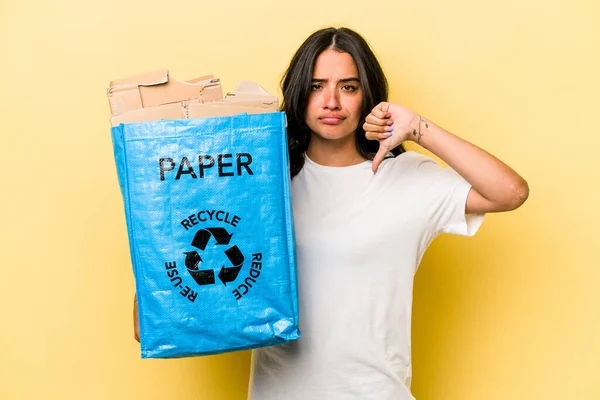 Joven Mujer Hispana Reciclando Papel Aislado Sobre Fondo Amarillo Mostrando — Foto de Stock