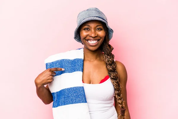 Young African American Woman Holding Towel Isolated Pink Background Person — Stock Photo, Image