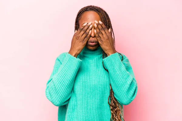 Mladá Africká Americká Žena Izolované Růžovém Pozadí Strach Zakrývání Očí — Stock fotografie