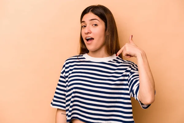 Jonge Spaanse Vrouw Geïsoleerd Beige Achtergrond Persoon Wijzend Met Hand — Stockfoto