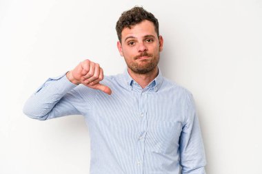 Beyaz arka planda izole edilmiş genç beyaz bir adam hoşlanmadığı bir jest yapıyor, kabul etmiyor. Anlaşmazlık konsepti.