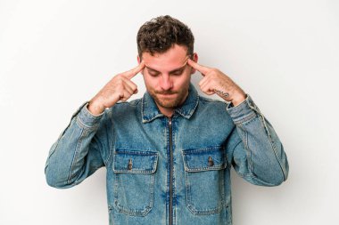 Beyaz arka planda izole edilmiş genç beyaz bir adam bir göreve odaklanmış, işaret parmaklarını işaret ediyor..