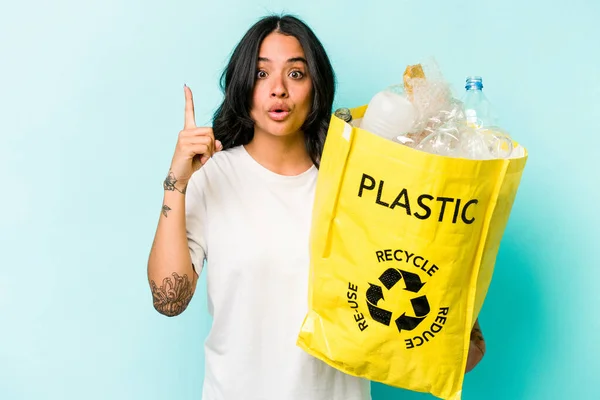 Giovane Donna Ispanica Riciclaggio Plastica Isolata Sfondo Giallo Avendo Idea — Foto Stock