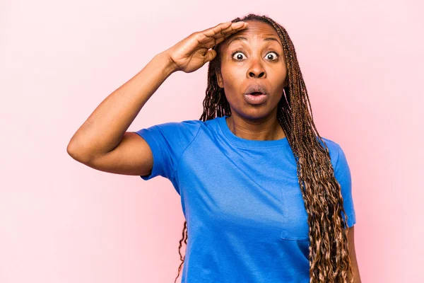 Young African American Woman Isolated Pink Background Shouts Loud Keeps — Stock Photo, Image