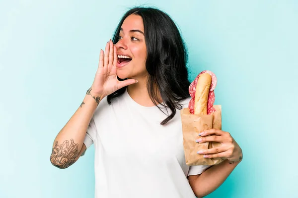 Ung Latinamerikansk Kvinna Äter Smörgås Isolerad Blå Bakgrund Skrika Och — Stockfoto