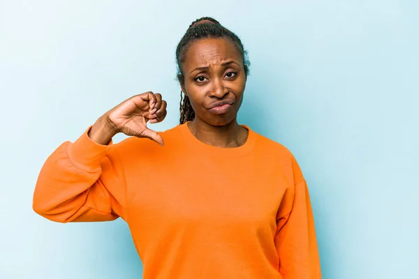 Ung Afrikansk Amerikansk Kvinna Isolerad Blå Bakgrund Visar Tummen Ner — Stockfoto
